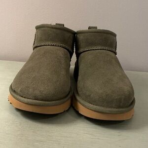 UGG Women’s Classic Ultra Mini Boot Forest Night (olive green) size 7